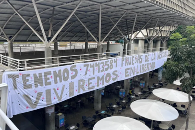 Movimiento estudiantil de la UCAB exhibió gigante pancarta a favor de Edmundo González