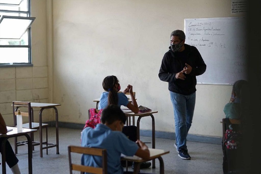 Un docente venezolano necesita 36 veces su sueldo para alimentar a su familia, dice ONG