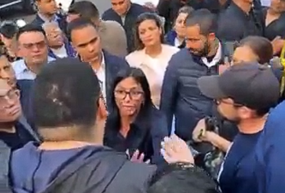 Un grupo de universitarios se encara con Delcy Rodríguez y le exige liberaciones en Venezuela: “Hay más de 200 jóvenes presos políticos