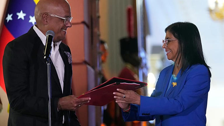 El presidente de la Asamblea Nacional, Jorge Rodríguez, entrega un proyecto de ley de amnistía a su hermana, Delcy Rodríguez, en Caracas, el jueves 19 de febrero de 2026.