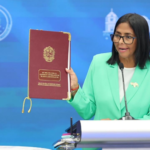 Delcy Rodríguez durante su alocución oficial, un mensaje que fue rechazado por la Confepuv al no definir el monto del aumento del salario mínimo