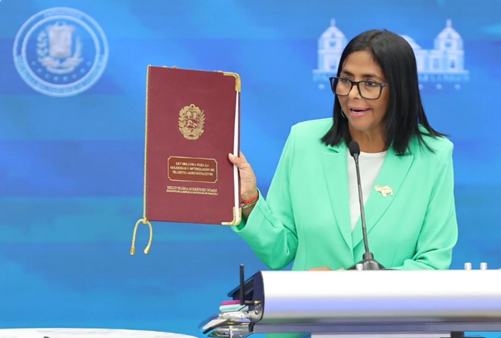 Delcy Rodríguez durante su alocución oficial, un mensaje que fue rechazado por la Confepuv al no definir el monto del aumento del salario mínimo