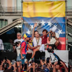 María Corina Machado abraza a varios niños en el escenario de la Puerta del Sol. (Tania Sieira)